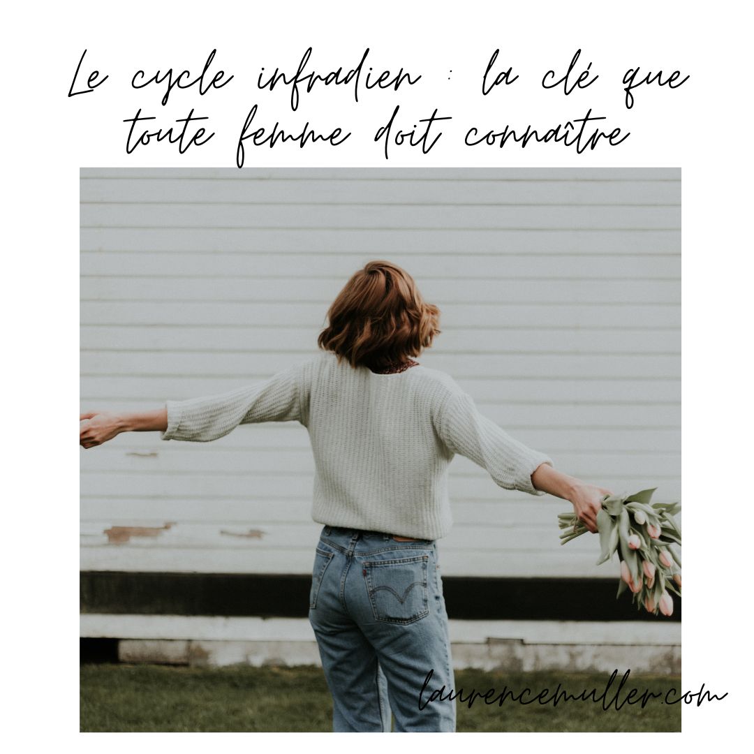 Une femme de dos tend les bras en tenant un bouquet de tulipes dans la main droite