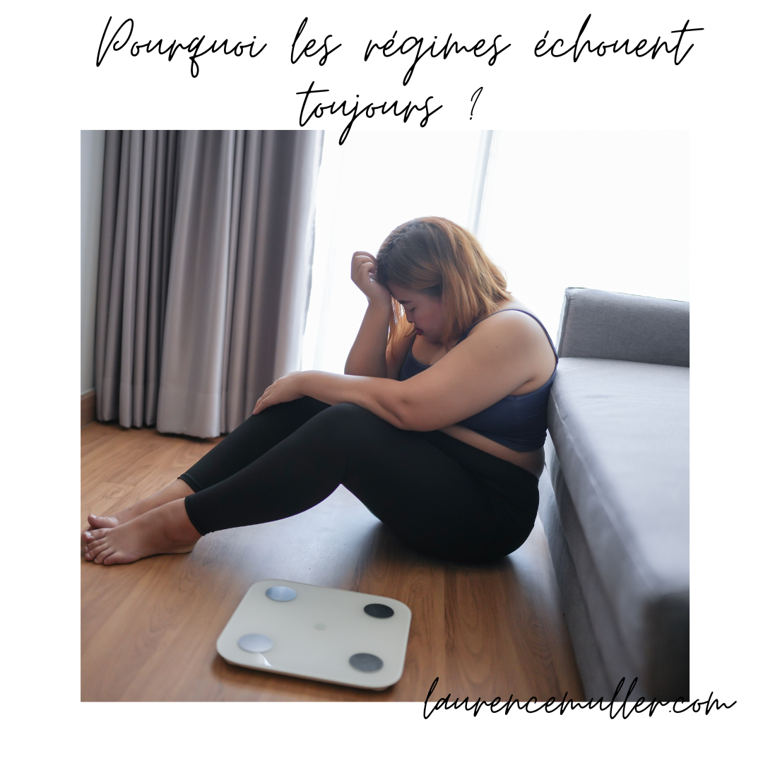 Une culotte rose est parsemée de pétales de fleurs tachetées de rouge représentant les menstruations